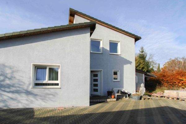 Außenansicht mit Parkflächen