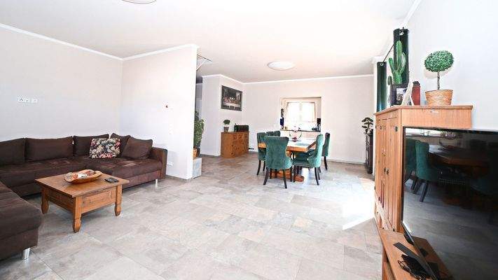 Wohnzimmer mit Blick zum Esszimmer