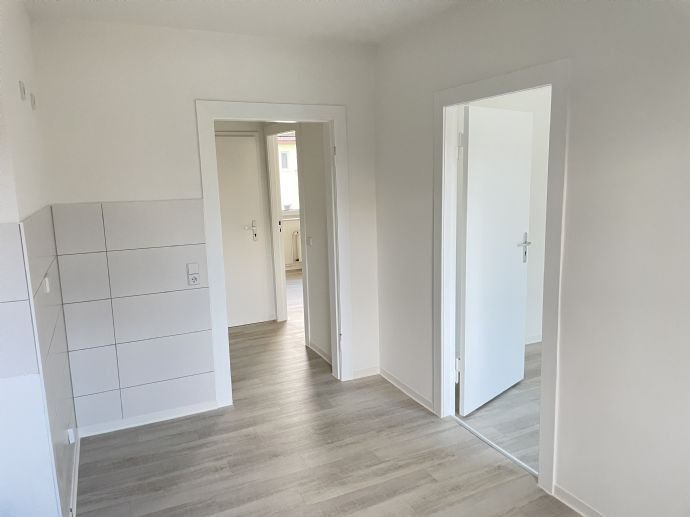 Strahlend weiß! Frisch sanierte 2-Zimmer-Wohnung mit Balkon