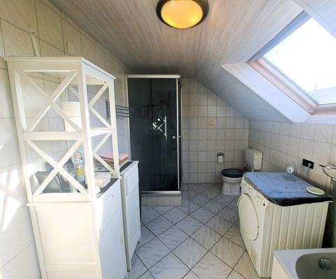 Immobilienperle Veronika Löffler - Dachgeschoss - Badezimmer mit Badewanne und Dusche