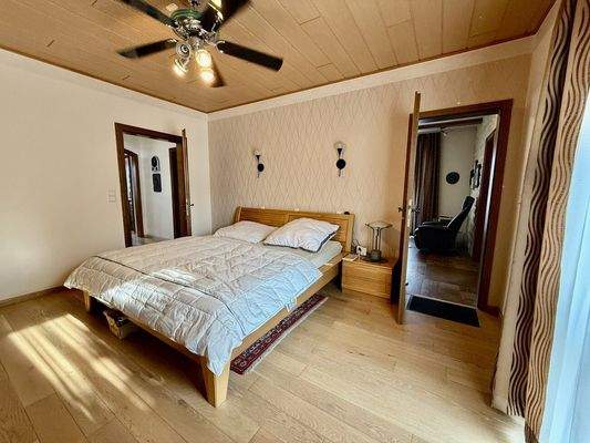 Schlafzimmer mit Ankleide EG