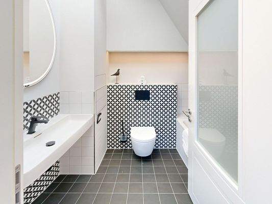 Wannenbad im Dachgeschoss mit liebevollen Details