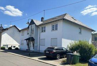 Straßenseite auch mit Stellplätzen
