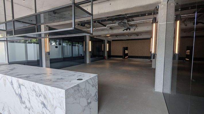 Freifläche mit Tresen