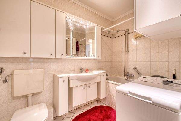 Wannenbad mit Waschmaschinenanschluss