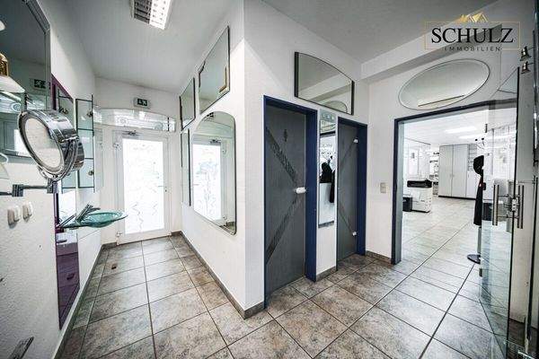 Moderne Teamfläche mit klarer Arbeitsplatzaufteilung