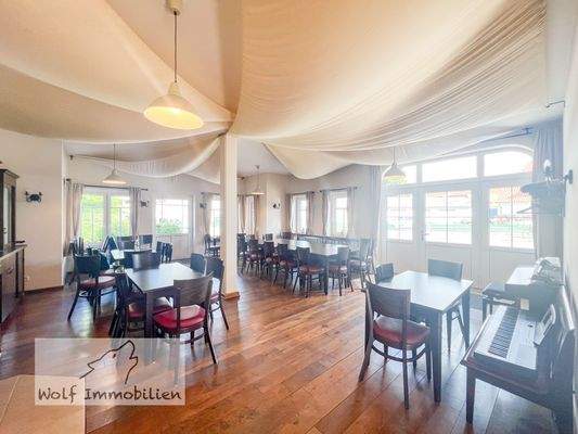 Hoher und heller Raum