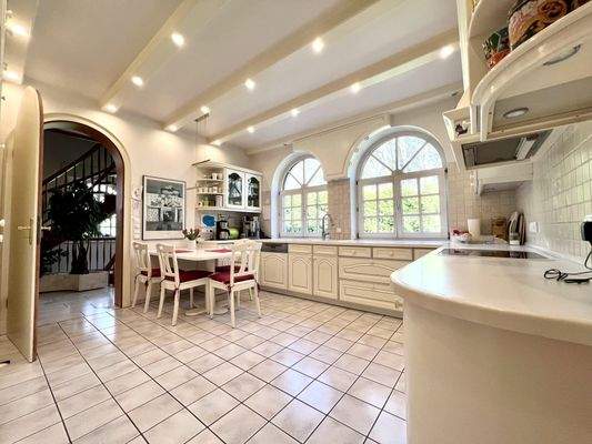 großzügige Küche im Haupthaus