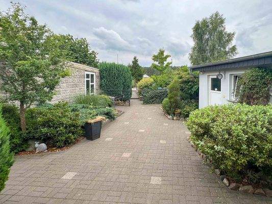 Blick vom Haus auf den Garten