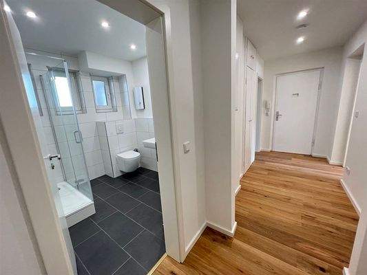 Bad und Flur mit integrierter Beleuchtung