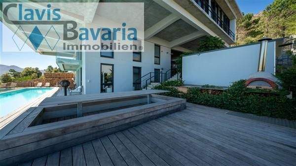 einfach toll. Moderner Außenbereich, freitragende Betonbauweise