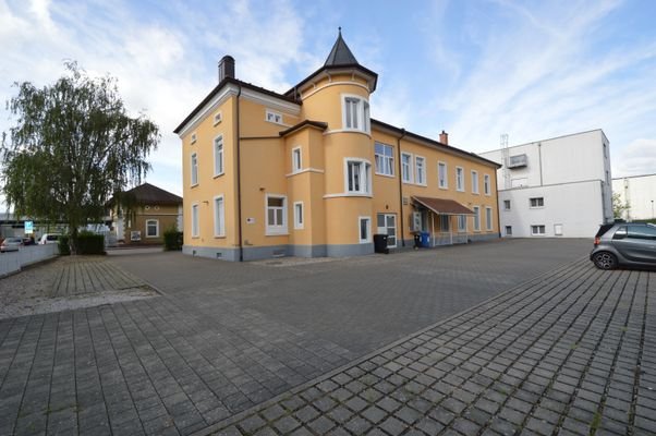 Hinter dem Haus, ein großer Parkplatz 