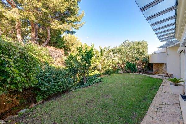 Liebevoll angelegter Garten mit viel Grün und Privatsphäre.