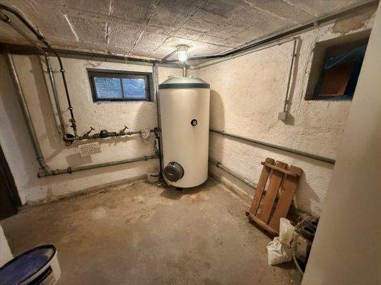 Kellerraum 1 mit Warmwasserboiler