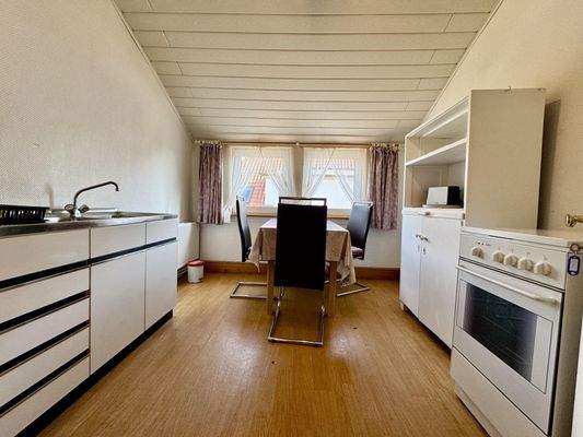 Küche mit Einbauküche im Dachgeschoss