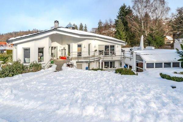 Winterparadies Blick auf Haus und Garage