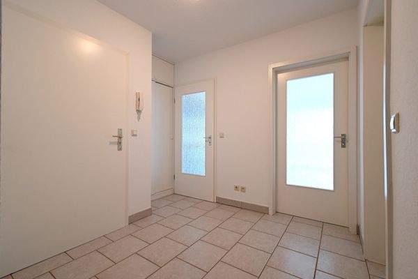  Flur - Blick zur Eingangstür