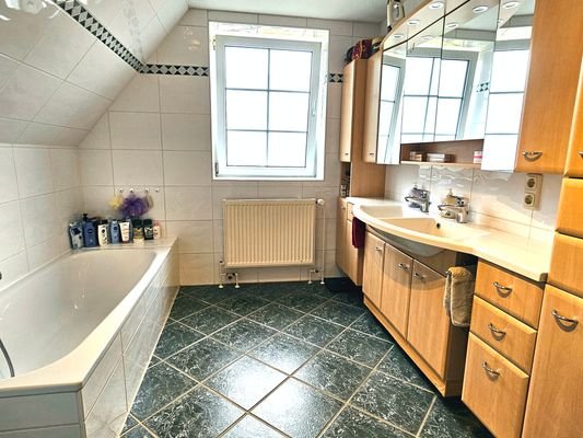 Vollbad + Dusche im OG