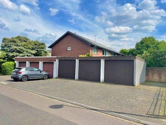 Garagen und Stellplatz
