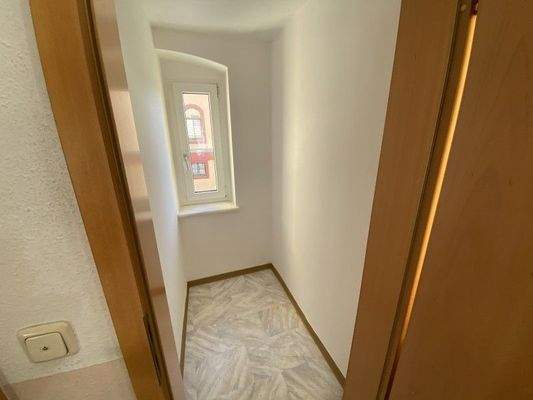 Abstellraum  auf halber Treppe