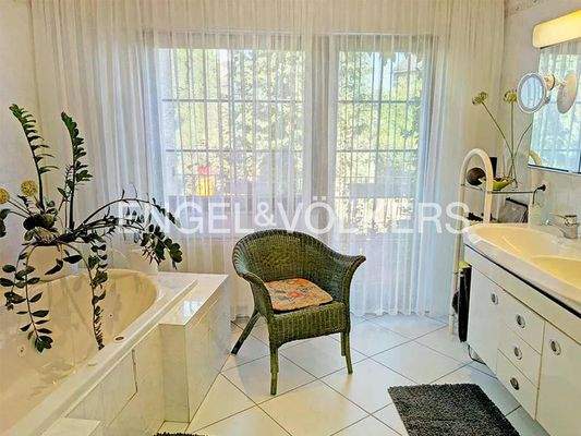 Tageslichtbad mit Wanne u. Dusche mit Zugang zum Balkon OG