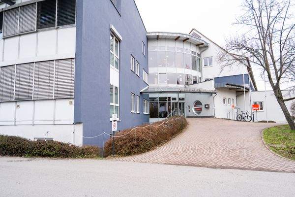 Außenansicht_Haupteingang