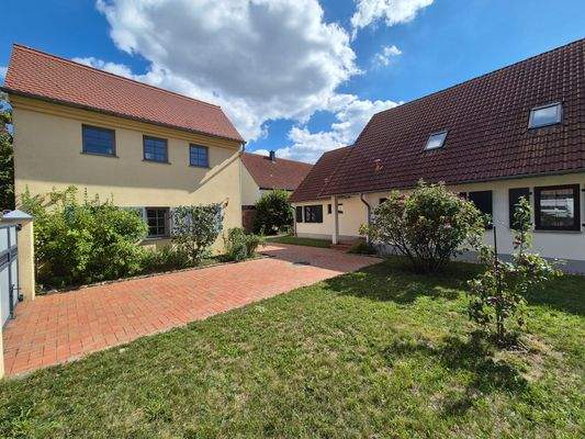 Hof mit beiden Häusern