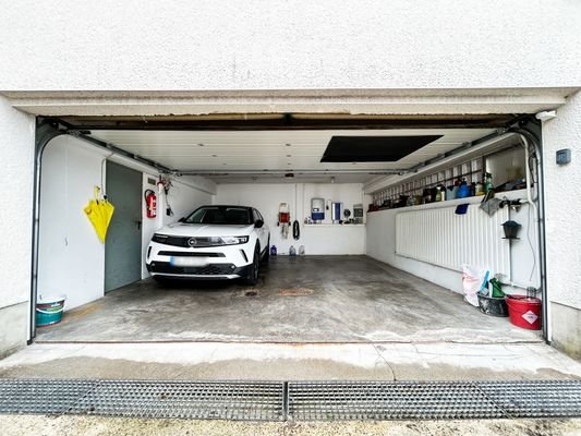 Die Doppelgarage bietet sicheren Platz für 2 PKW - und die Wallbox ist auch schon da