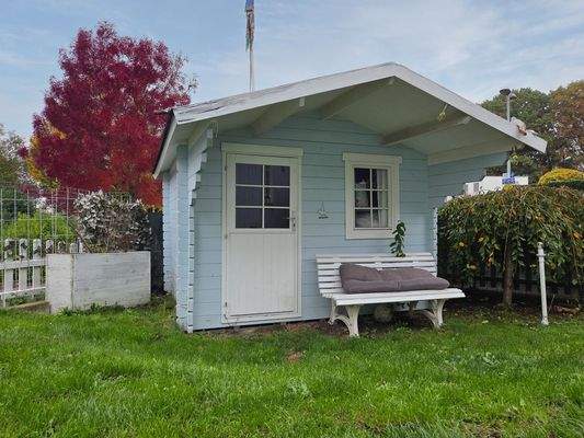 Gartenhaus mit Terrasse und Sitzgelegenheit