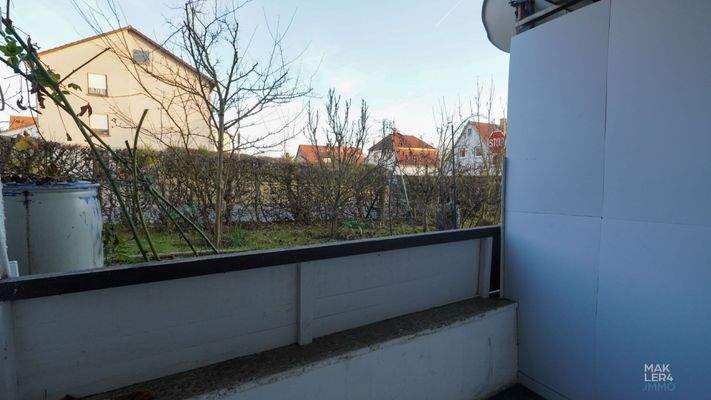 Balkon mit Blick ins Wohnumfeld