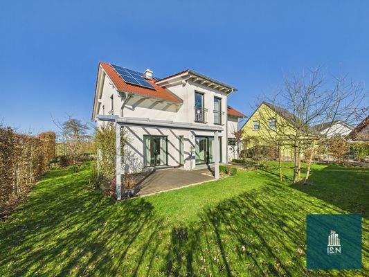 Hausansicht mit Garten