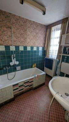 sanierungsbedürftiges Badezimmer im EG