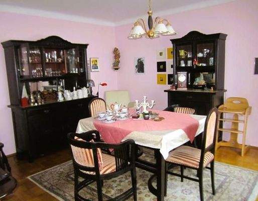 geräumiges Esszimmer neben Küche