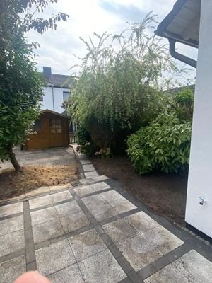 Terrasse mit Garten und Gartenhaus