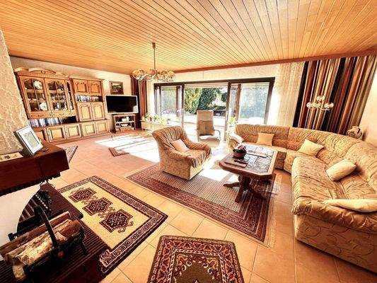 Wohnzimmer mit Zugang zu Terrasse und Garten