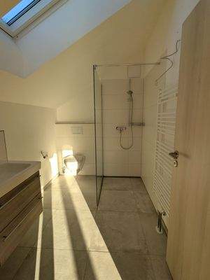 Bad mit Dusche und Fenster im DG