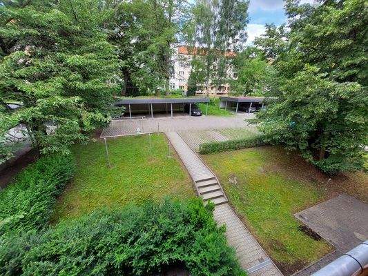 Hinterhof mit Carportanlage