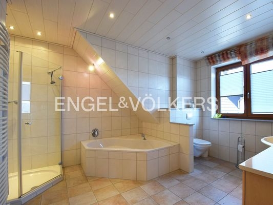 Tageslichtbad mit Wanne und Dusche