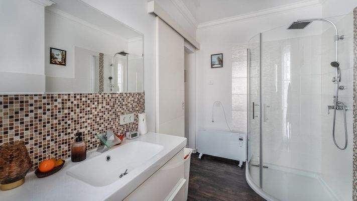 Badezimmer im Obergeschoss (Einliegerwohnung)