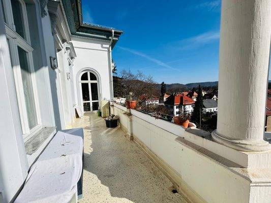 Großer Balkon der Wohnung 1 im OG