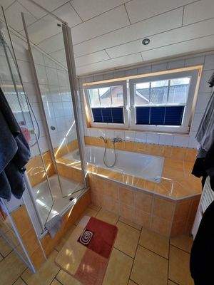 Bad mit Dusche und Badewanne