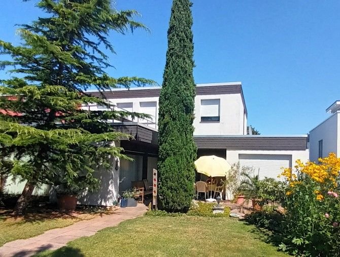 Provisionsfrei - Architektenhaus im Bauhaus-Stil am Stadtrand von Düren