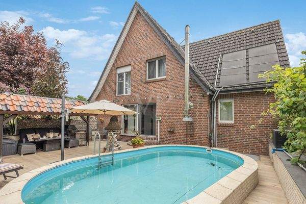 Rückansicht mit Terrasse und Poolanlage