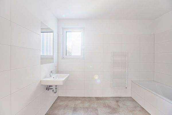 Helles Wannen-Bad mit Fenster