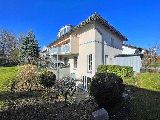 Blick zum Haus vom Garten