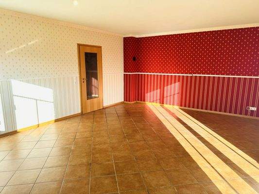 Wohnzimmer mit Zugang auf die Terrasse 