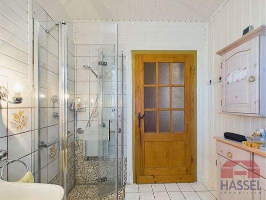 Mit ebenerdiger Dusche
