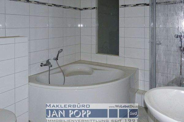 Bad mit Duschkabine und Eckwanne