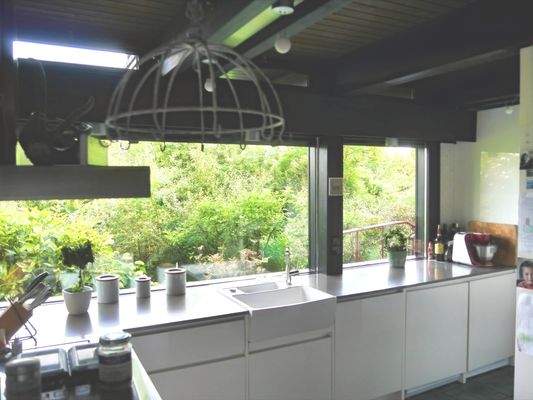 Küche mit Blick ins Grüne