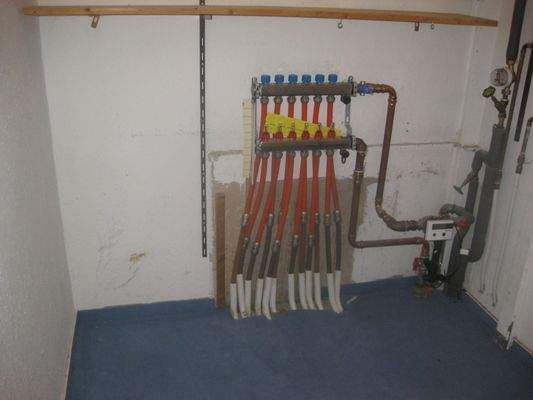 Abstellraum mit Fußbodenheizungrohren